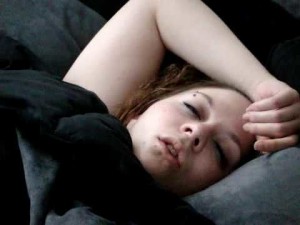 Женщина храпит во сне